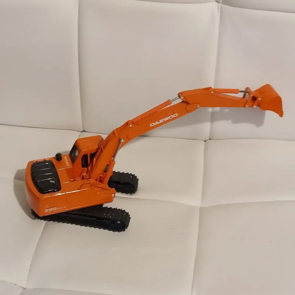 New Clover Daewoo Excavator Solar 220 LC-V 1/40 Scale Diecast Model Vehicle